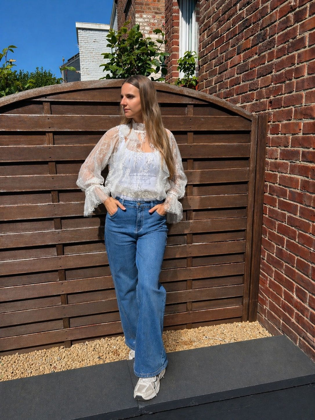 Blouse blanche en tulle et dentelle