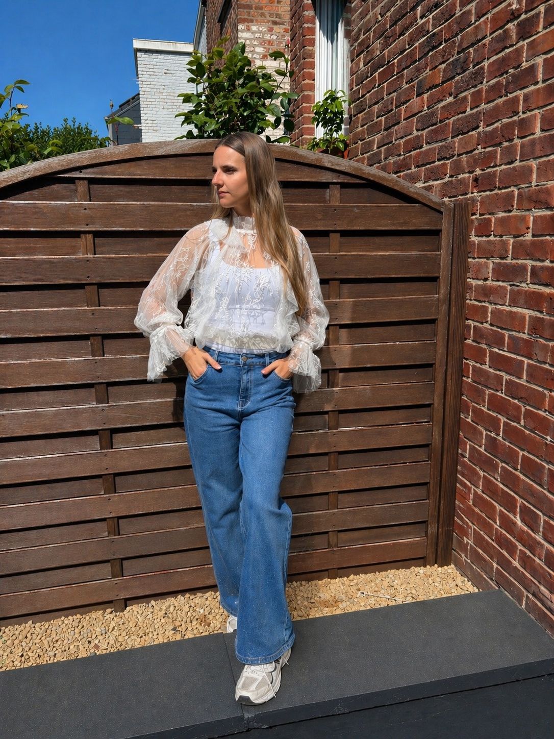 Blouse blanche en tulle et dentelle